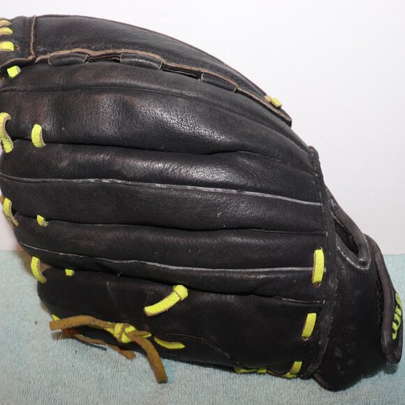 Wilson Genuine Leather Fast Pitch Flash Softball Glove Youth Black  RHT Throw - Picture 2 of 5